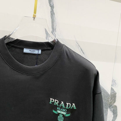 Grünes T-Shirt mit Musterstickerei