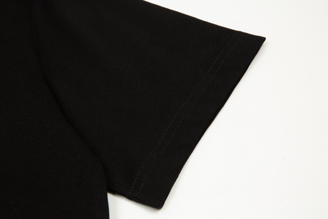 Buntes T-Shirt mit klassischem Aufdruck