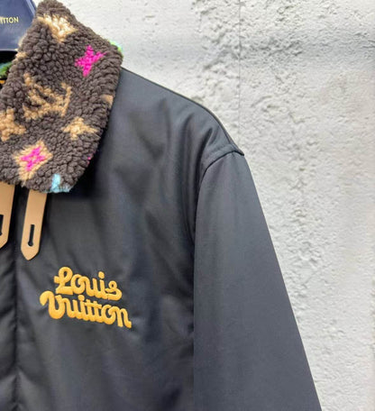 Bomberjacke aus Wildleder mit farbigem Printkragen
