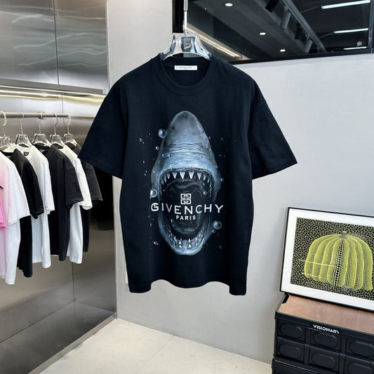 T-shirt à motif requin