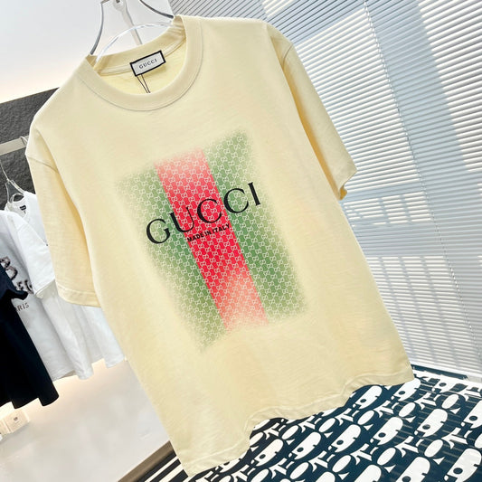 T-shirt imprimé à rayures vertes et rouges