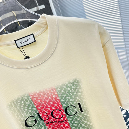 T-shirt imprimé à rayures vertes et rouges