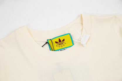 T-shirt à rayures sur les manches