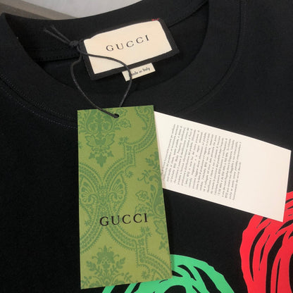 T-shirt imprimé rouge et vert