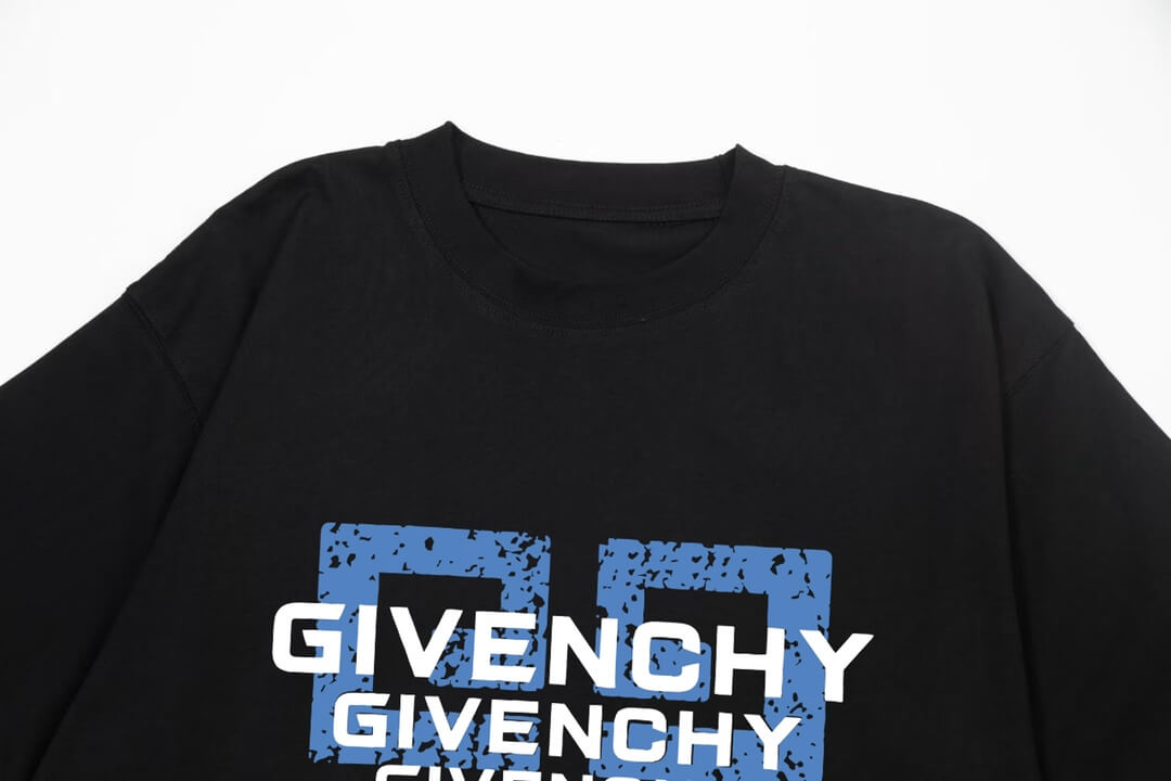 T-Shirt mit mehreren Buchstaben-Print