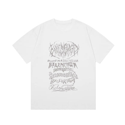 T-shirt avec lettres dessinées à la main