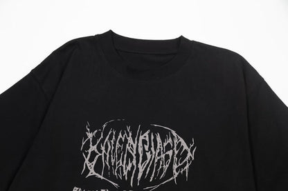 T-shirt avec lettres dessinées à la main